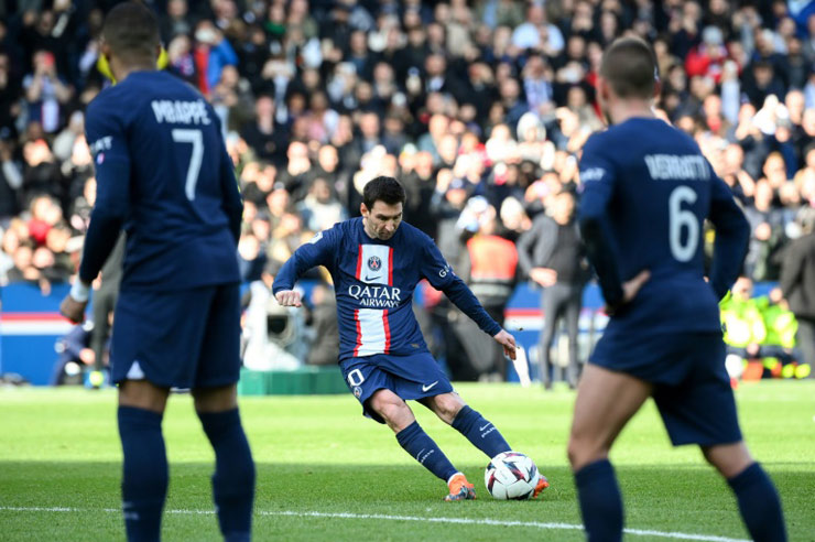 Messi vừa sút phạt đẳng cấp cuối trận giúp PSG thắng Lille 4-3 ở vòng 24 Ligue 1 hôm 19/2