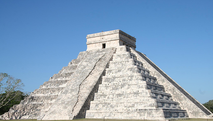 El Castillo là một kim tự tháp của người Trung Mỹ, được tìm thấy ở khu khảo cổ Chichén Itzá, Mexico. Có những bức ảnh từ thế kỷ 20 cho thấy địa điểm này được bao quanh bởi cây cối rậm rạp. Vào năm 1924, chính phủ Mexico đã tiến hành điều tra và phục hồi khu vực xung quanh công trình này. Dự án chính thức khởi công vào năm 1927 với sự giúp đỡ của các nhà khảo cổ học ở Mexico.&nbsp;