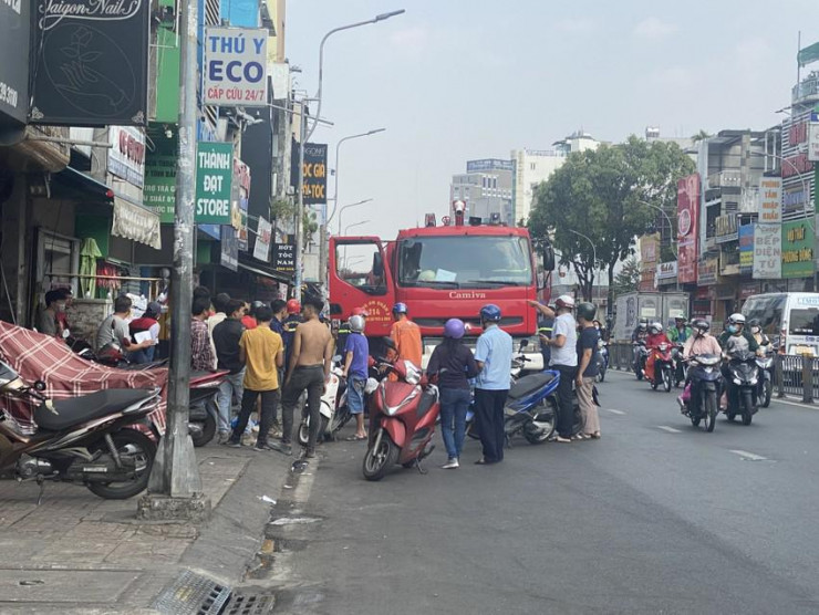 Cảnh sát nhanh chóng có mặt khống chế đám cháy. Ảnh: HT