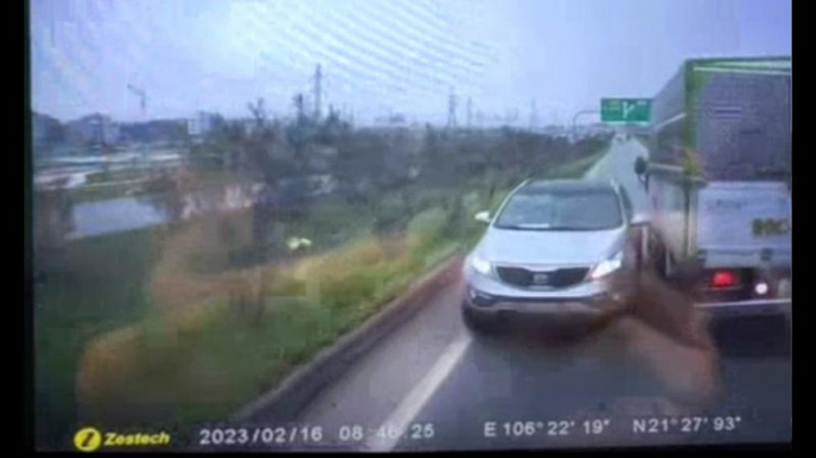 Hình ảnh lái xe K đi ngược chiều trên cao tốc bị người dân ghi lại.