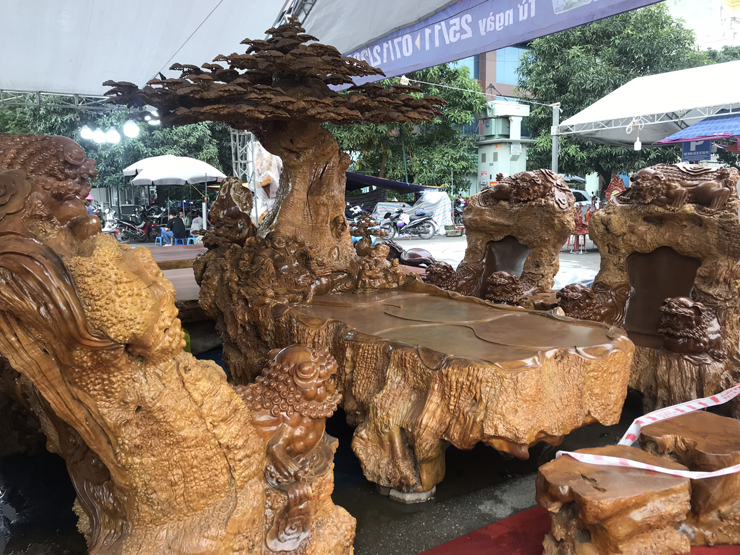 Đem đến một triển lãm ở Hà Đông (Hà Nội), anh Duy Minh (Hải Dương) cho biết bộ bàn ghế bằng gỗ nu trai, có trọng lượng khoảng 6 tấn thu hút khách tham quan.
