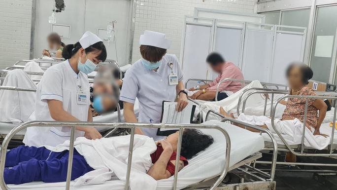 Nhân viên y tế thăm khám cho bệnh nhân cấp cứu tại Bệnh viện Chợ Rẫy (TP HCM)