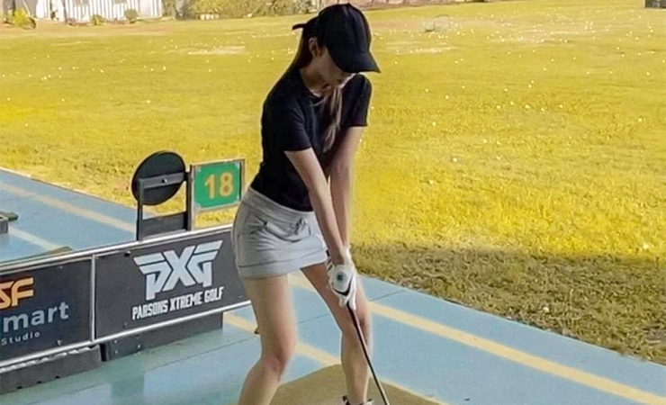 Minh Hằng diện thiết kế chân váy có độ ôm nên khi thực hiện động tác chơi golf có phần không thoải mái.&nbsp;
