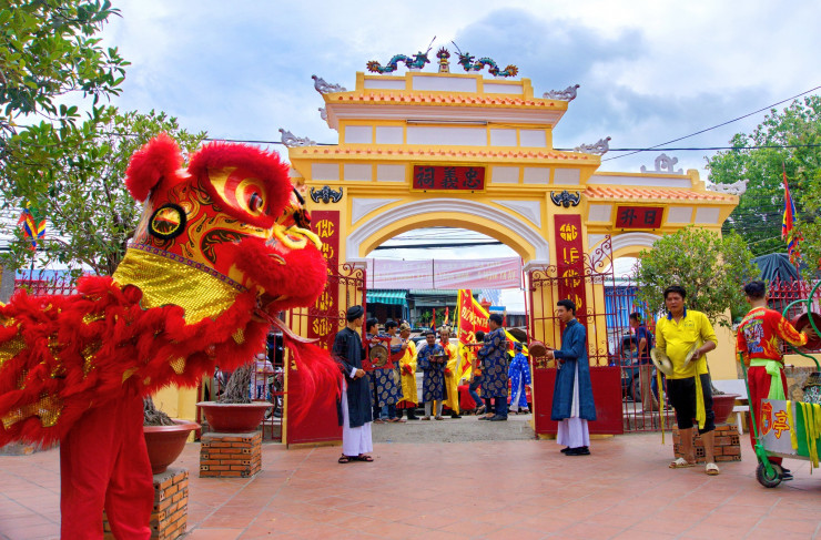 Đình thần Châu Phú tổ chức trọng thể đại lễ Kỳ yên vào các ngày 10,&nbsp;11 và&nbsp;12 tháng 5 âm lịch, kỷ niệm ngày mất Lễ Thành Hầu Nguyễn Hữu Cảnh. Ảnh: Thành Nam