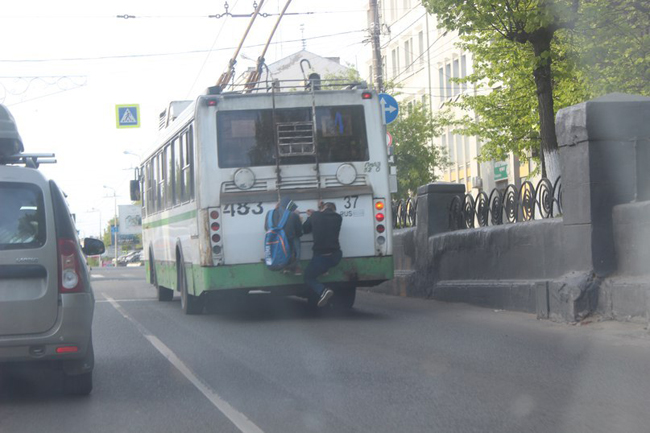 Đi nhờ không sợ tốn tiền xe bus.
