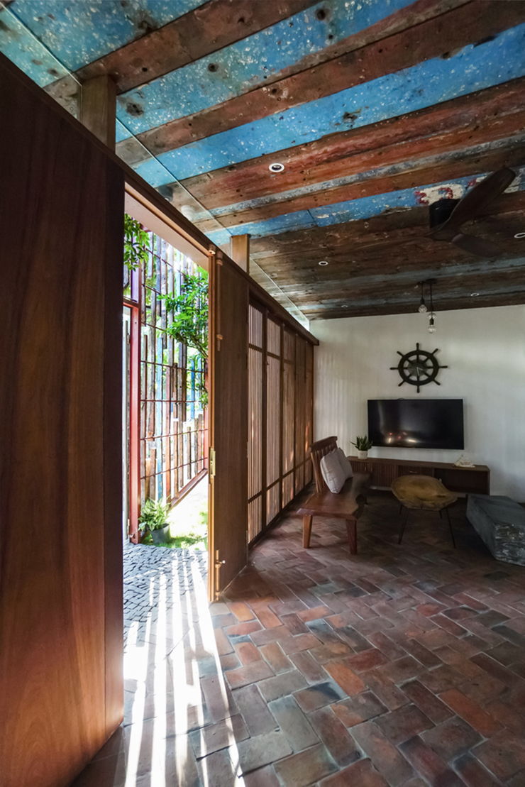 Phòng khách giữ nguyên nét truyền thống với vật liệu thô mộc từ sàn, trần đến cửa ra vào
