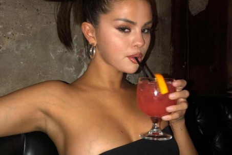 Selena Gomez từng e dè vì mặc hở, phải xóa ảnh do sợ "bão" mạng xã hội