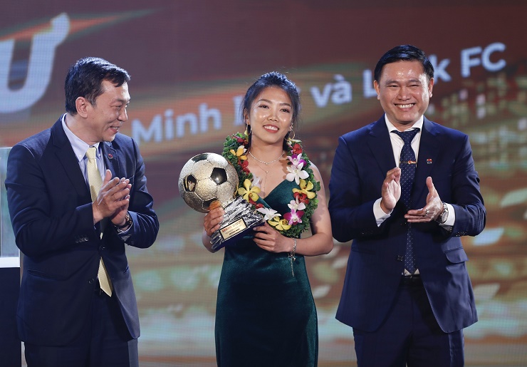 Gala trao giải Quả bóng vàng Việt Nam 2022: Vinh danh Huỳnh Như - Văn Quyết - 3