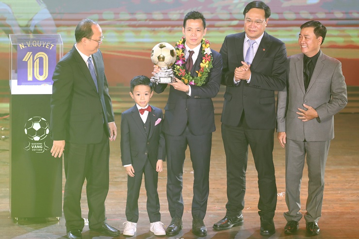 Gala trao giải Quả bóng vàng Việt Nam 2022: Vinh danh Huỳnh Như - Văn Quyết - 1