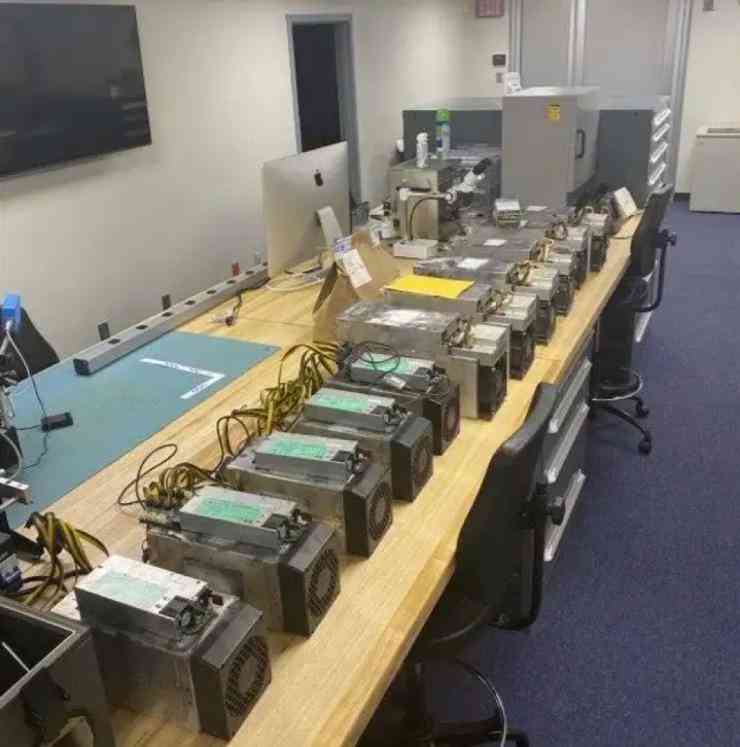 Cảnh sát thu giữ nhiều máy tính ở trường trung học Cohasset. Ảnh: Cảnh sát Cohasset