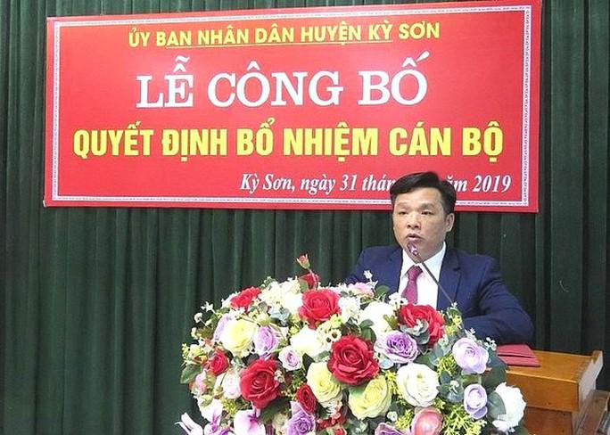 Ông Phan Văn Thiết phát biểu tại một buổi lễ. Ảnh: Cổng thông tin huyện Kỳ Sơn