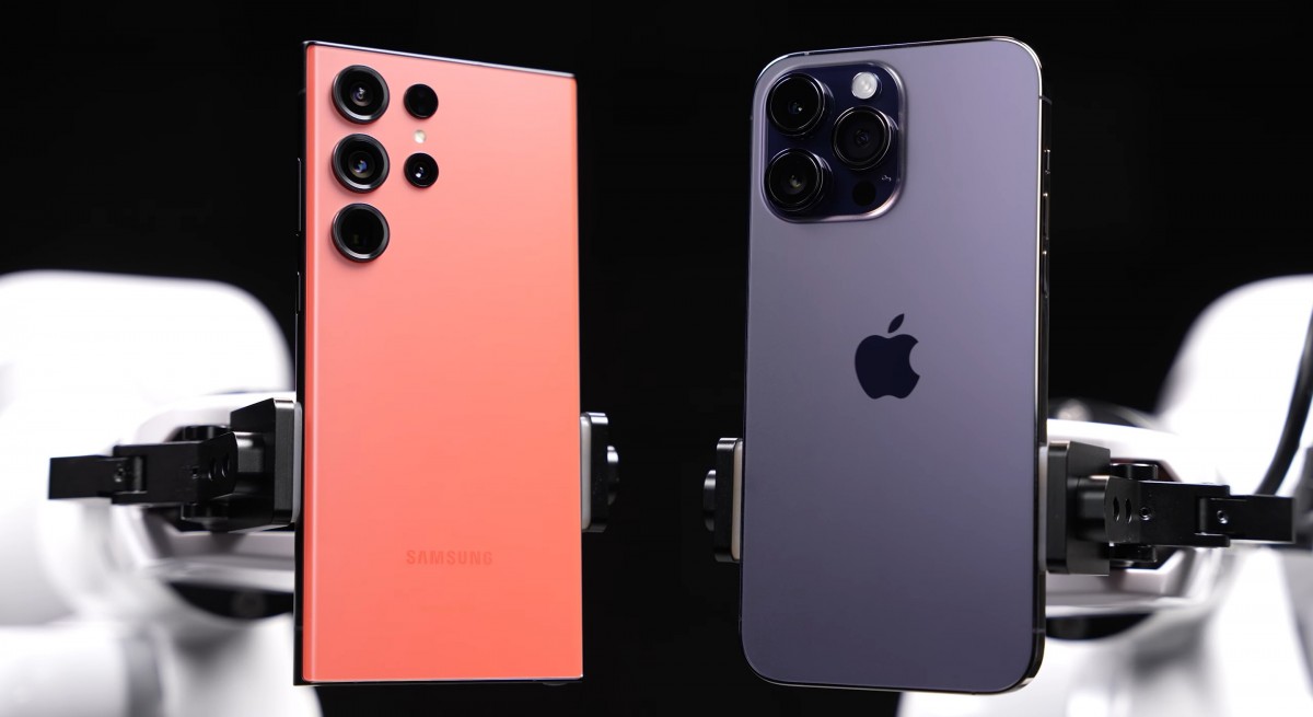 Galaxy S23 Ultra (trái) và iPhone 14 Pro Max (phải).