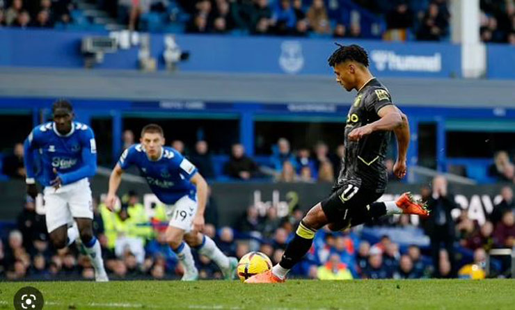 Aston Villa mở điểm trước Everton nhờ quả phạt đền của Ollie Watkins