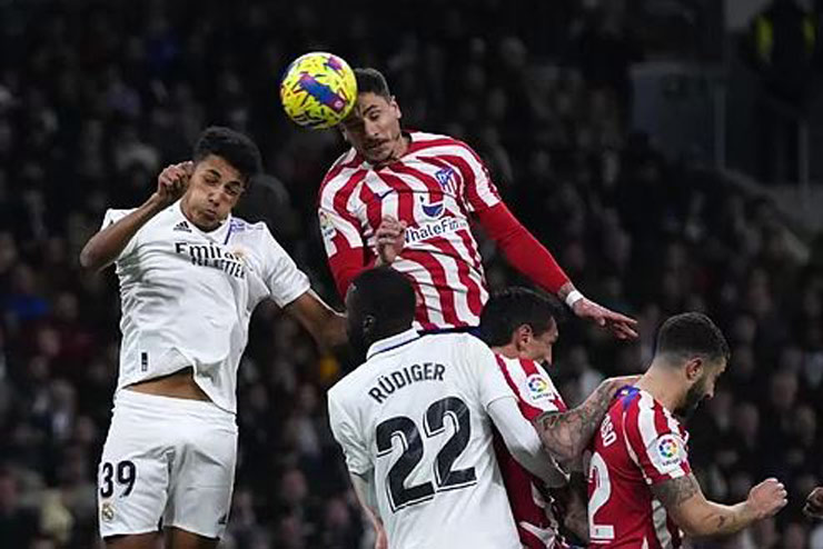 Cú đánh đầu thành bàn mở tỷ số của Jose Gimenez cho Atletico Madrid