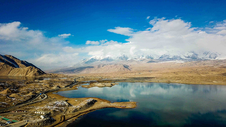 Trên hành trình tới vùng đầm lầy Taheman và đỉnh Muztagh thuộc cao nguyên Kashgar Pamir, Tân Cương, Trung Quốc có vô số cảnh đẹp khác nhau như núi tuyết, sông băng, đồng cỏ, hồ nước, sa mạc, rừng rậm.
