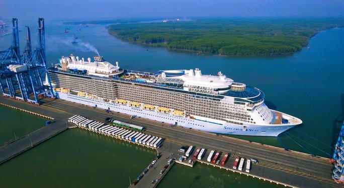Siêu tàu Spectrum of the Seas chở hơn 3.800 du khách đã cập cảng Bà Rịa - Vũng Tàu