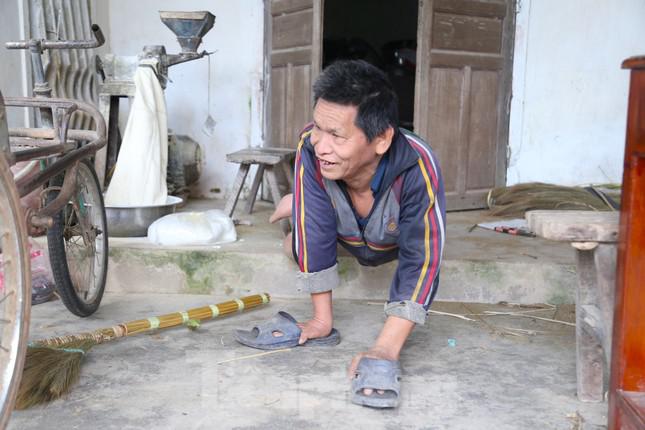 Ông Nguyễn Bá Tân (SN 1958, trú ở xóm 5, xã Bồi Sơn, huyện Đô Lương, Nghệ An) đi bằng hai tay. Ảnh: Thu Hiền