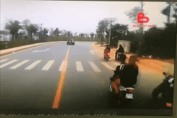 Clip: ”Báo thủ” sĩ gái thể hiện nhận ngay cái kết ”tụt cả quần”