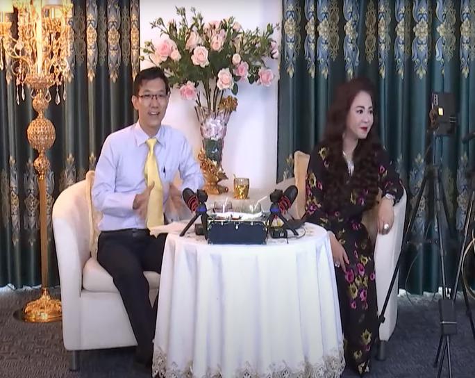 Ông Đặng Anh Quân trong một buổi livestream của bà Nguyễn Phương Hằng