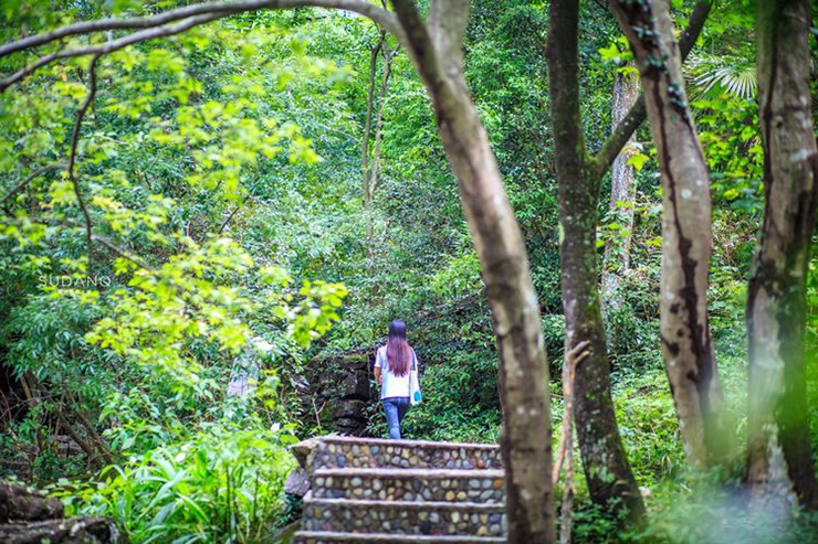 Thung lũng có chiều dài hơn 4km, 2 bên dòng sông chủ yếu là màu nâu đỏ và trắng tinh, xen lẫn các màu xanh lục, lam, đen, xám, uốn lượn quanh co sườn núi Xianyu.