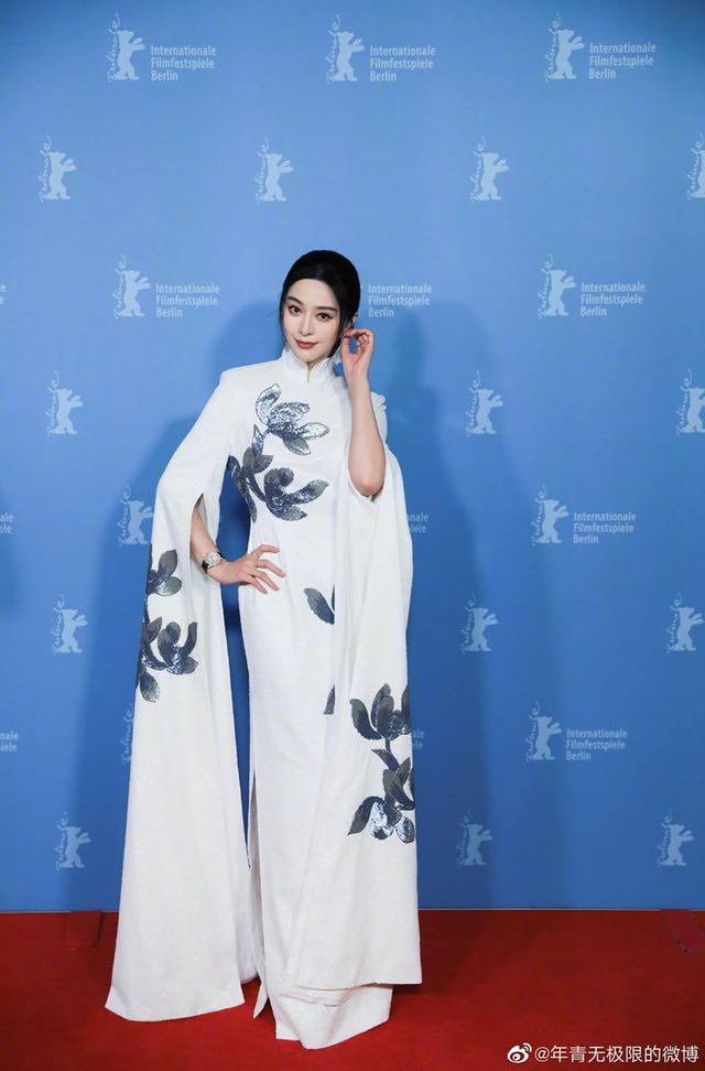 Trong buổi quảng bá phim, cô gây sự chú ý với thiết kế váy áo thanh lịch của thương hiệu Trung Quốc.
