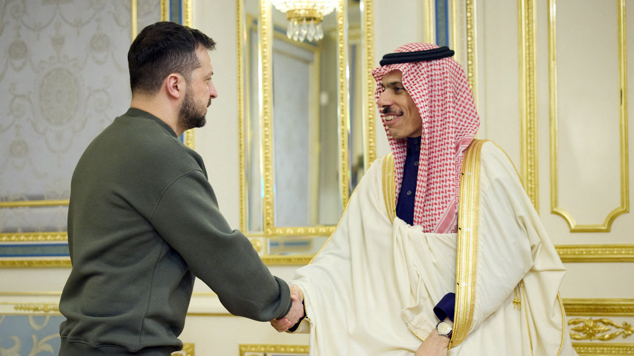 Hoàng tử&nbsp;Faisal bin Farhan gặp ông Zelensky ở Kiev.