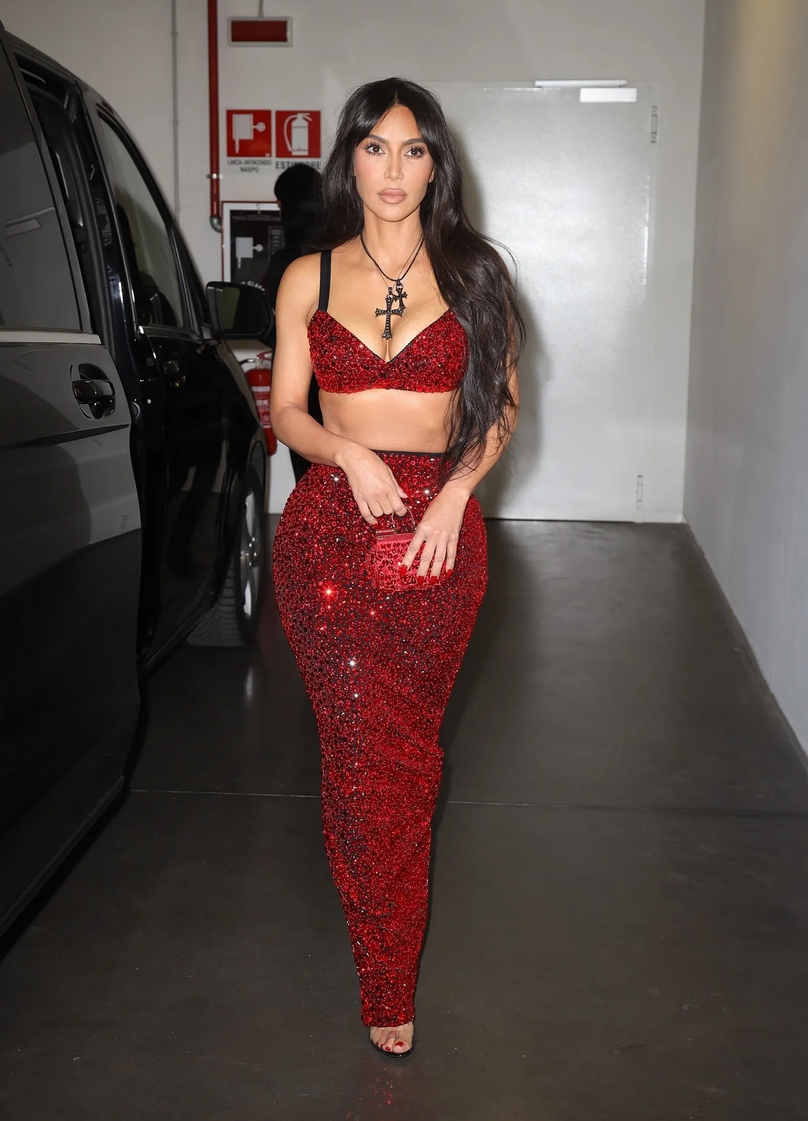 Mỗi khi bước lên bậc thang, Kim Kardashian đều chật vật vì trang phục.
