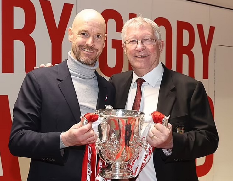 HLV Ten Hag và Sir Alex chụp ảnh cùng chiếc cúp