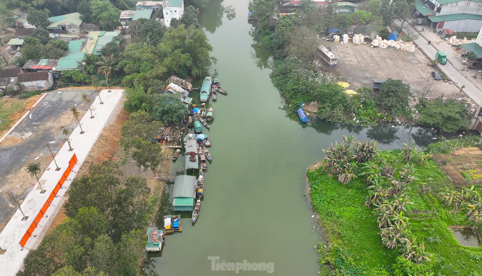 Ven bờ sông Vinh (Nghệ An) có làng vạn chài với 7 hộ dân - khoảng gần 50 nhân khẩu sinh sống. Khu vực họ ở là mép bờ sông Vinh thuộc khối Yên Giang, phường Vinh Tân, TP. Vinh (Nghệ An).