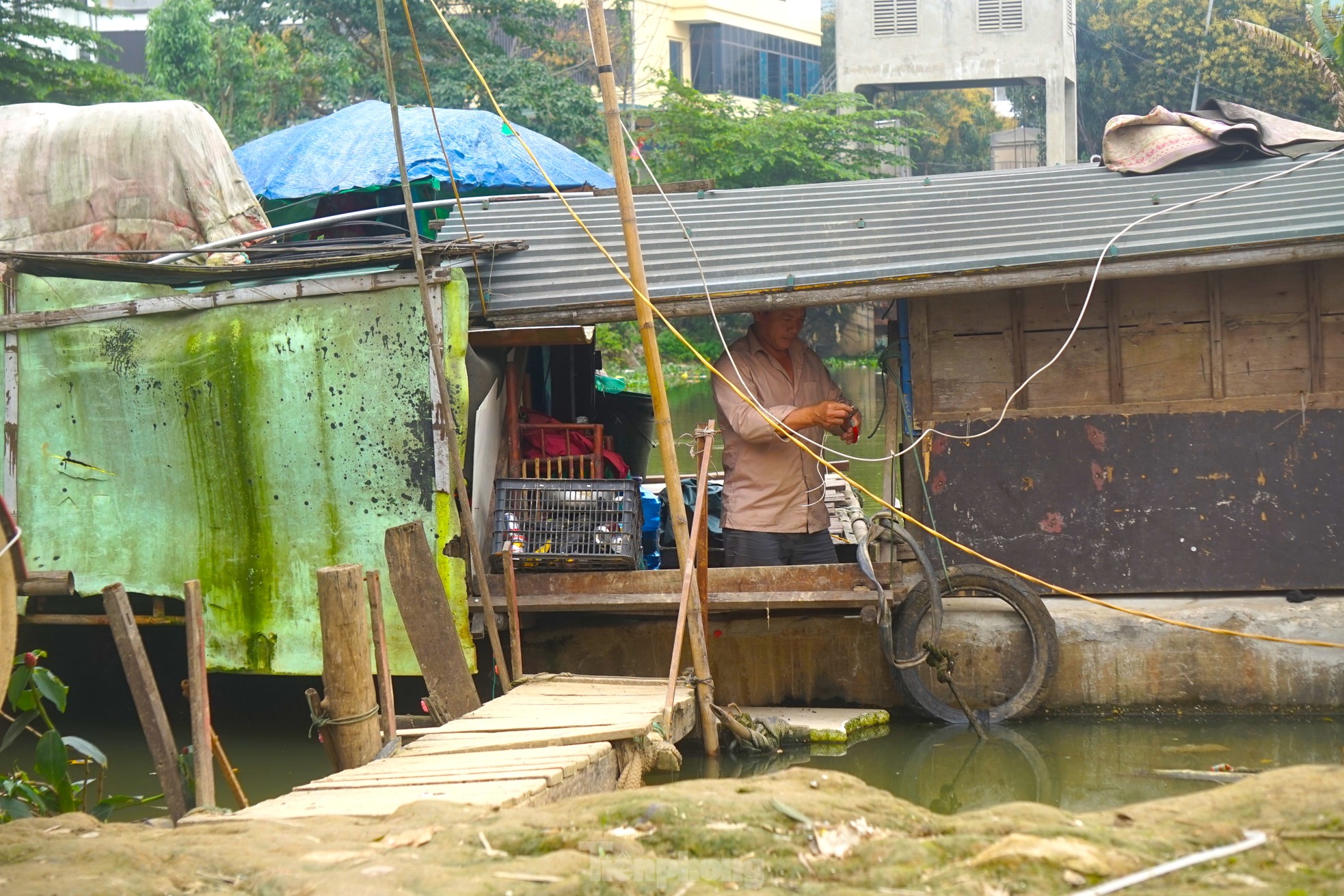 Chủ tịch phường Vinh Tân Nguyễn Hoàng Mạnh cho biết, trước đó vào năm 2004, chính quyền địa phương đã từng đưa các hộ dân này về quê ở tỉnh Quảng Bình để bàn giao cho địa phương và cấp đất cho các hộ dân này sinh sống. Tuy nhiên, chỉ được thời gian ngắn, những hộ dân này đã quay trở lại sông Vinh để ở vì trong quê không có việc làm.