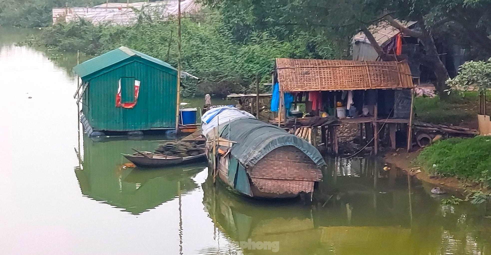 Ông Nguyễn Hoàng Mạnh - Chủ tịch UBND phường Vinh Tân (TP. Vinh, Nghệ An) cho biết, những hộ dân làng vạn chài này sinh sống ở đây đã từ lâu. Các hộ dân làm nghề chài lưới, đánh bắt cá trên sông rồi đem ra chợ bán. Cuộc sống rất khó khăn. "Phường cũng hết sức tạo mọi điều kiện để hỗ trợ họ. Đặc biệt, đối với trẻ em tại đây trong quá trình học tập được hỗ trợ các khoản chi phí. Các dịp lễ, Tết địa phương cũng thăm hỏi, tặng quà", ông Mạnh chia sẻ.