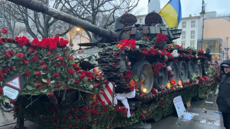 Người dân Đức cài hoa lên chiếc xe tăng T-72 bị hư hỏng (ảnh: RT)
