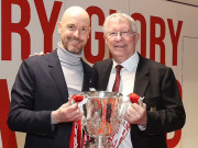 Bóng đá - MU vô địch League Cup: Ten Hag mời Sir Alex vào phòng thay đồ nâng cúp