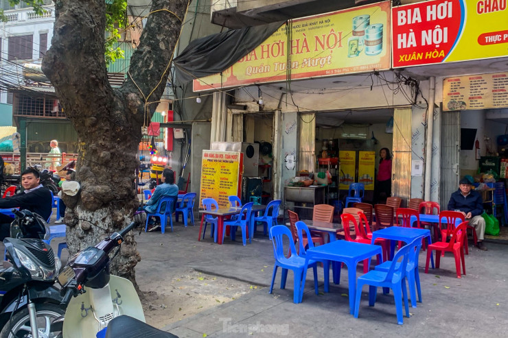 Một quán bia trên phố Trần Phú không còn không khí náo nhiệt, ồn ào từ chiều đến khuya.