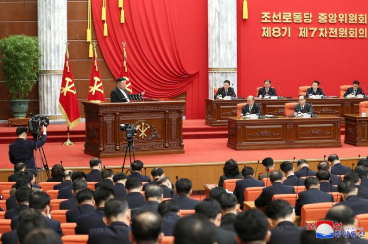 Các đại biểu lắng nghe chỉ đạo của nhà lãnh đạo Triều Tiên Kim Jong-un tại phiên họp. Ảnh: KCNA