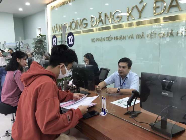 Cán bộ phòng đăng ký đất đai TP Thủ Đức tiếp nhận hồ sơ của dân. Ảnh: THANH TUYỀN