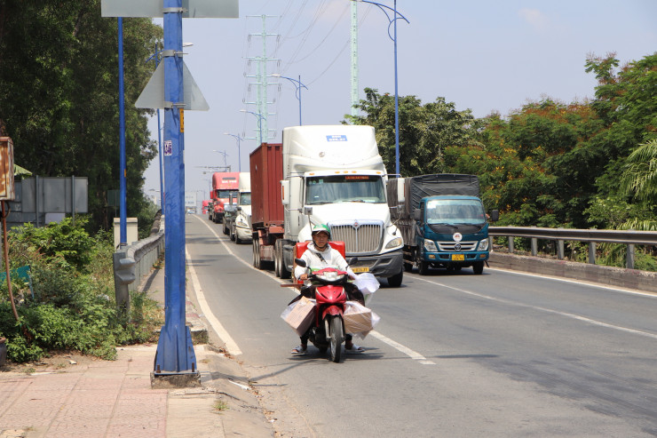 Đường Đồng Văn Cống, đoạn cầu Giồng Ông Tố 2 là tuyến đường huyết mạch dẫn vào cảng Cát Lái và qua phà về Đồng Nai.