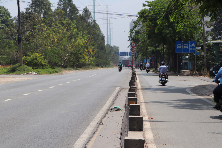 Dự án mở rộng mặt đường thêm 7m, tăng thêm 2 làn xe lưu thông mỗi bên, vốn đầu tư gần 42 tỉ đồng. Khi hoàn thành, đường Đồng Văn Cống sẽ có 10 làn ôtô và 2 làn xe máy lưu thông.