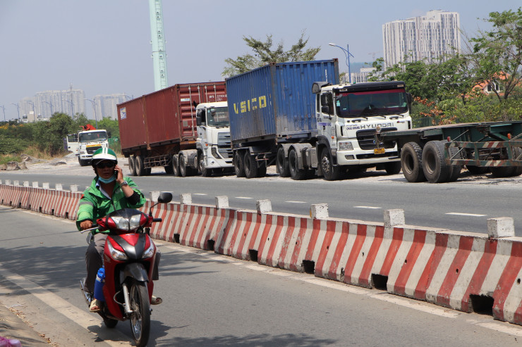 Sở GTVT đã nhiều lần gia hạn thời gian hoàn thành công trình và UBND TP cũng có công văn yêu cầu Ban Quản lý dự án đầu tư xây dựng các công trình giao thông (Chủ đầu tư ) hoàn thiện các thủ tục để triển khai thi công lại trước ngày 15-2-2023 nhưng đến nay, tình hình dự án vẫn không tiến triển.