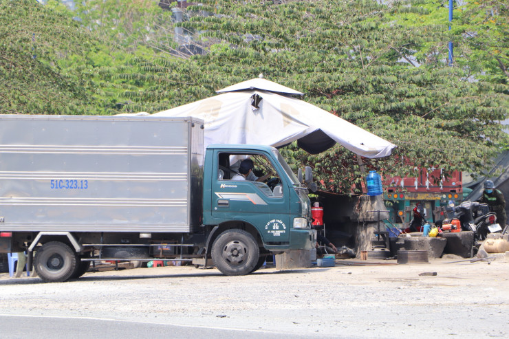 Nơi dự kiến thi công trở thành bãi sửa xe tạm