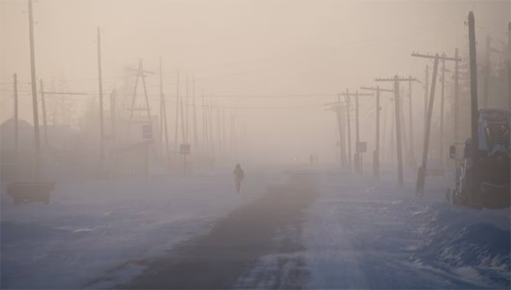 Thị trấn Oymyakon cách Yakutsk 70km về phía nam bị bao phủ đầy băng giá.&nbsp;Nhiệt độ thấp nhất được ghi nhận của Oymyakon là - 71,2 C vào năm 1924.
