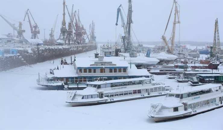 Phà ở cảng Yakut đóng băng trên sông Lena.
