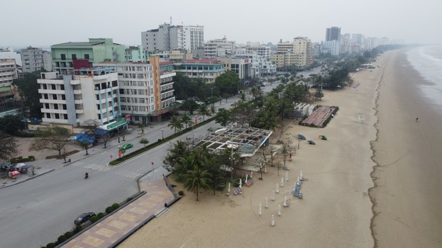 Dự án được UBND tỉnh phê duyệt và phê duyệt điều chỉnh quy hoạch chi tiết vào năm 2015, 2017, bao gồm các hạng mục: Khu Công trình công cộng có mục đích kinh doanh như bar - cafe giải khát; khu công trình phục vụ nhu cầu của khách tắm biển; khu vui chơi trẻ em; không gian nhạc nước; công trình nhà liên ngành; công trình nhà trông coi ngư lưới cụ; quảng trường thanh thiếu niên; khu công viên xanh... Tổng diện tích dự án là 319.860 m2.