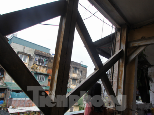 Cuộc sống người dân trong những tòa nhà chung cư ''chống nạng'' giữa Hà Nội