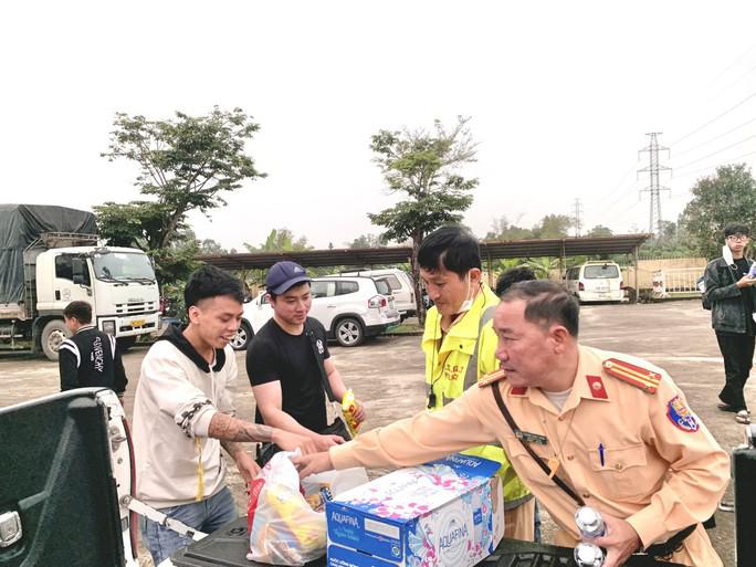 Các hành khách trên xe khách vi phạm được bố trí phương tiện khác để tiếp tục hành trình