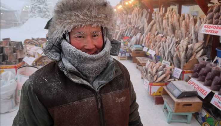 Người bán dạo ở chợ Yegor Dyachkovsky dựng gian hàng của mình trong tuyết.
