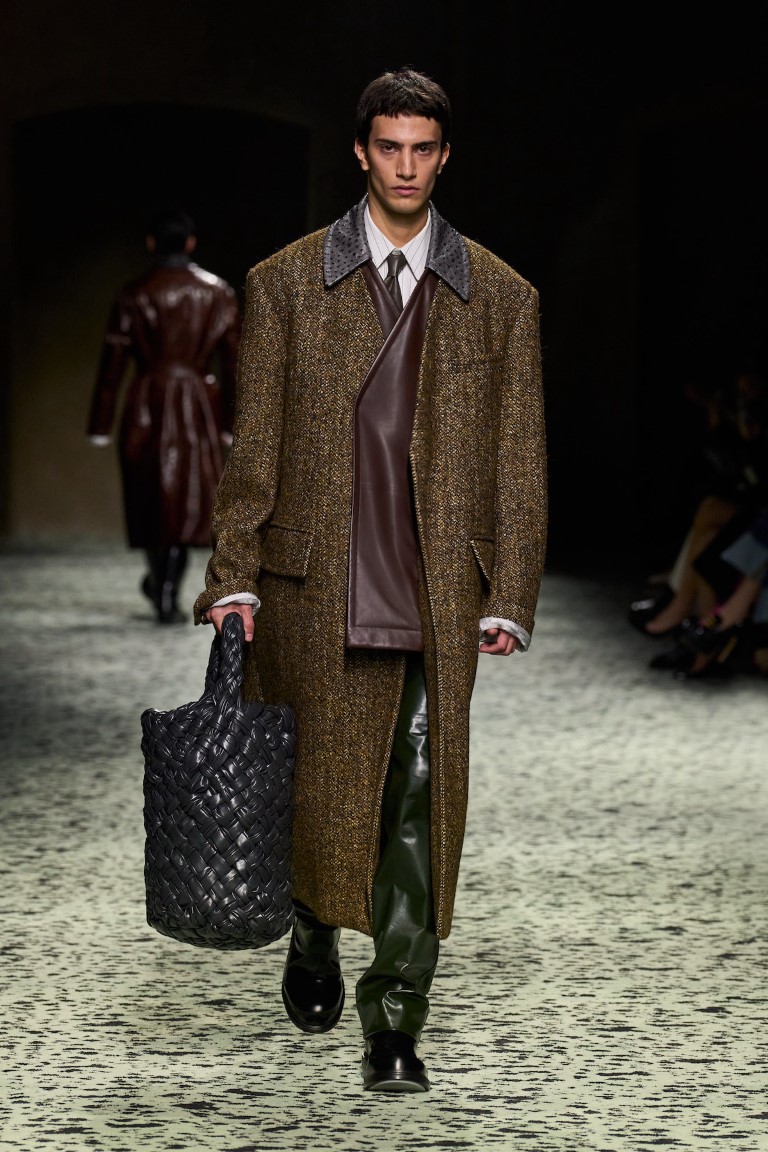 Bottega Veneta Thu Đông 2023 uyển chuyển như một cuộc diễu hành - 7