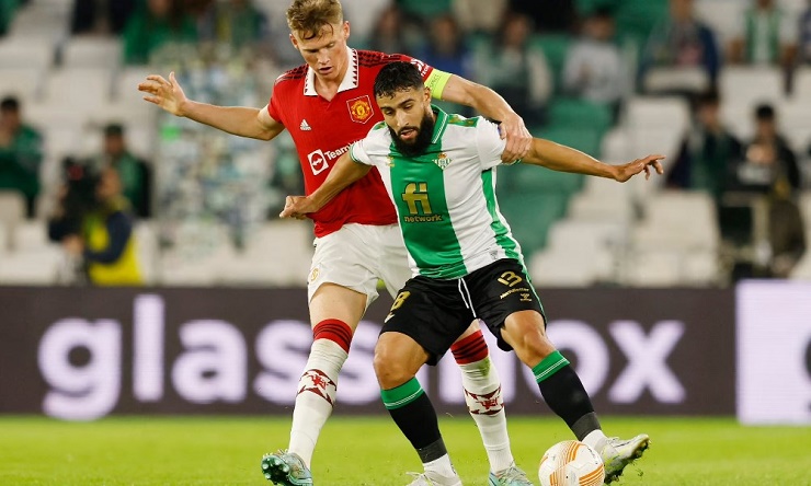 Fekir (áo sọc&nbsp;xanh trắng) là nguồn sáng tạo&nbsp;của Real Betis