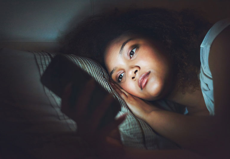 Ôm điện thoại trước khi đi ngủ có thể gây ra 4 loại bệnh - 1