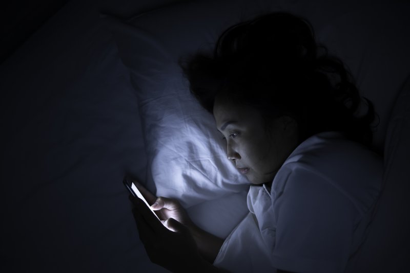 Ôm điện thoại trước khi đi ngủ có thể gây ra 4 loại bệnh - 2